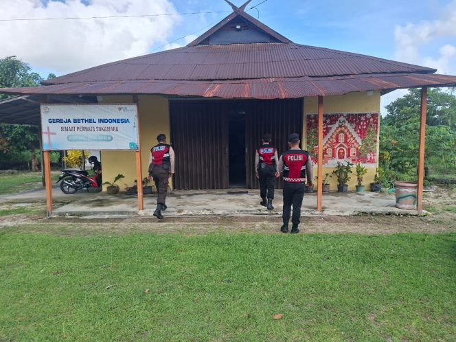
					Jamin Kemerdekaan Beribadah, Sat Samapta Polres Sukamara Sterilisasi Kawasan Gereja Bethel