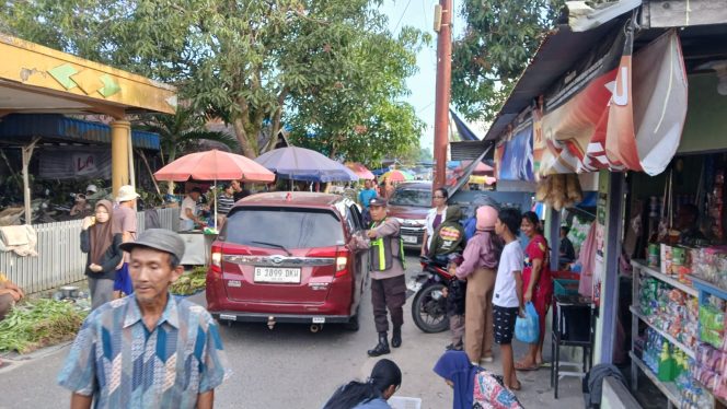 
					Antisipasi Gangguan Kamtibmas, Polsek Kapuas Barat Gelar Patroli di Pasar Mingguan Desa Saka Mangkahai