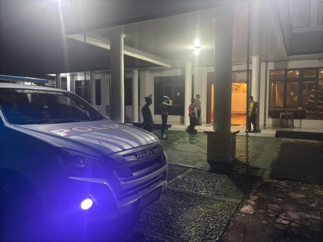 
					Hadirkan Rasa Aman, Personel Polres Gunung Mas Sambangi Warga Malam Hari