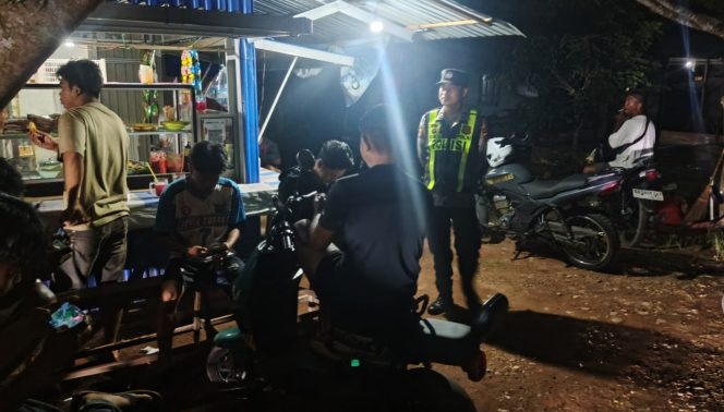 
					ANGGOTA POLSEK PULAU PETAK LAKSANAKAN PATROLI MALAM, GUNA MEWUJUDKAN KAMTIBMAS KONDUSIF DI WILAYAH KECAMATAN PULAU PETAK