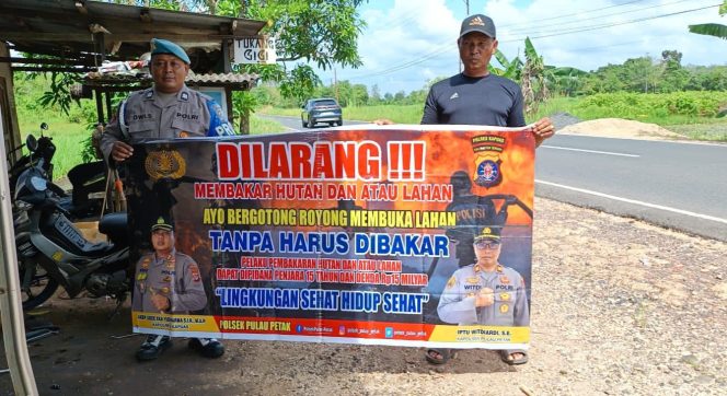 
					DALAM UPAYA PENCEGAHAN KEBARAN HUTAN DAN LAHAN, PERSONEL POLSEK PULAU PETAK SOSIALISASIKAN SANKSI PIDANA PELAKU KARHUTLA KE MASYARAKAT KECAMATAN PULAU PETAK
