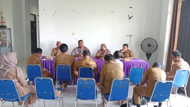 
					Persiapan HUT Kemerdekaan, Polsek Pandih Batu Hadiri Rapat Kepanitiaan