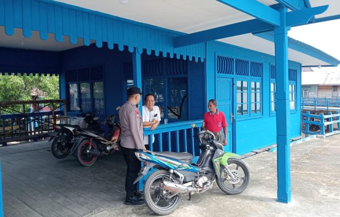 
					Giat Sambang Personel Polsek Kapuas Barat Ke Masyarakat Guna Sampaikan Jaga Kamtibma