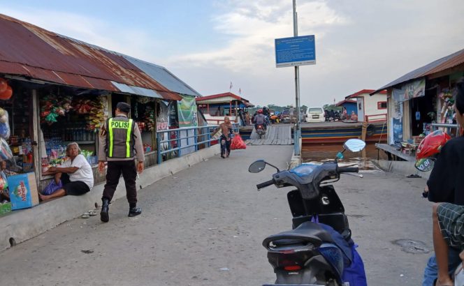 
					Personel Polsek Kapuas Barat Patroli Ke Feri Penyebrangan, Sampaikan Keselamatan Berkendara Ke Pengguna Feri