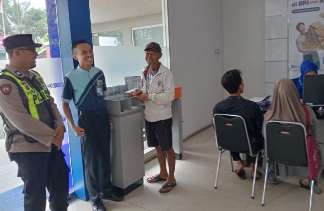 
					Patroli Obyek Vital Bank BRI, Petugas Patroli Polsek Kapuas Barat Pastikan Keamanan Bagi Masyarakat