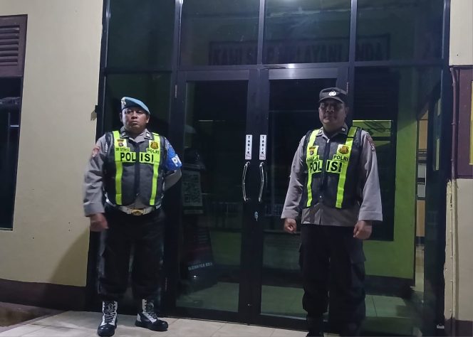
					POLSEK PULAU PETAK LAKSANAKAN KEGIATAN SIAGA MAKO PADA MALAM HARI GUNA CIPTAKAN SITUASI AMAN