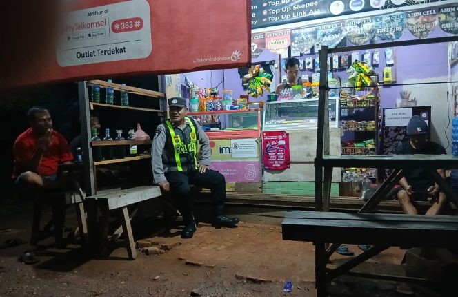 
					ANGGOTA POLSEK PULAU PETAK LAKSANAKAN PATROLI MALAM, GUNA MEWUJUDKAN KAMTIBMAS KONDUSIF DI WILAYAH KECAMATAN PULAU PETAK