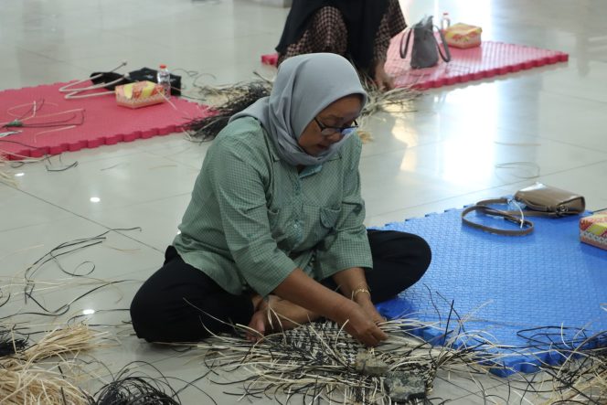 
					Polres Kapuas Angkat Kearifan Lokal Lewat Lomba Menganyam Rotan Hari Bhayangkara ke-80