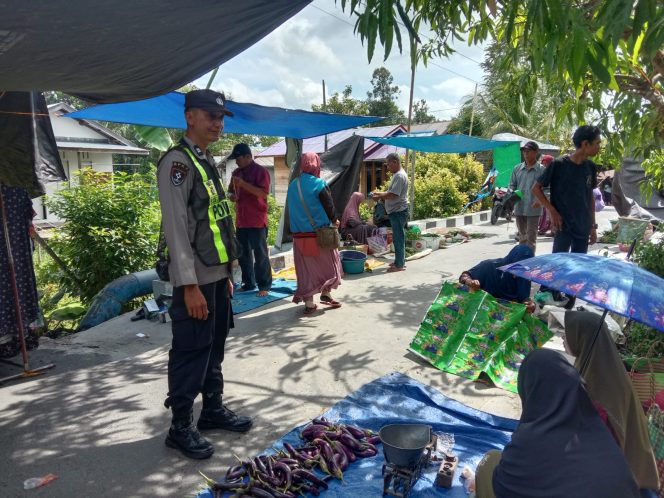
					WUJUDKAN KEAMANAN DI TENGAH MASYARAKAT PERSONEL POLSEK PULAU PETAK PATROLI PASAR MINGGUAN