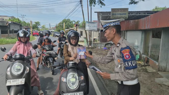 
					Satlantas Polres Pulang Pisau Bagikan Brosur Kamseltibcar Lantas di Jalan Tingang Menteng