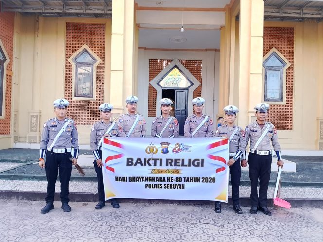 
					SATLANTAS POLRES SERUYAN GELAR BAKTI RELIGI HUT BHAYANGKARA KE-80, BERSIHKAN TIGA TEMPAT IBADAH