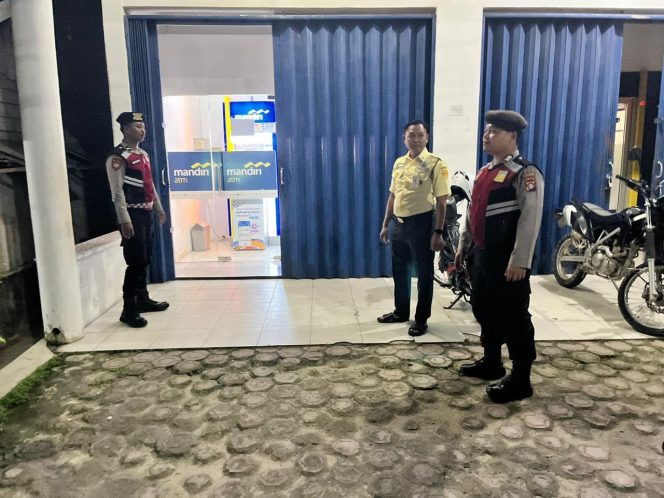 
					Redam Potensi Pembobolan ATM, Sat Samapta Polres Sukamara Sisir Perimeter Bank Mandiri