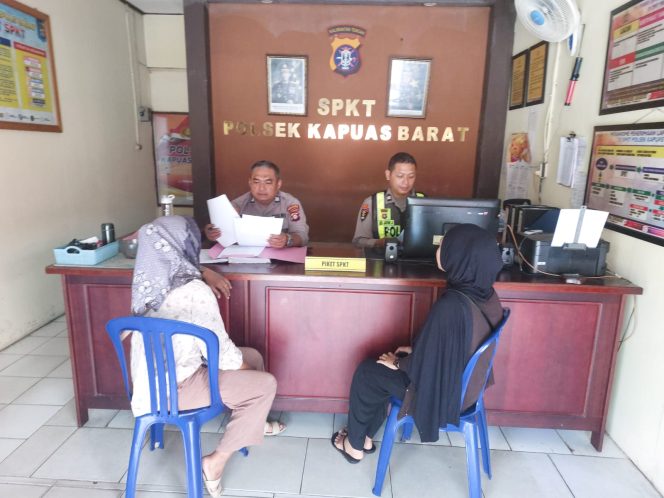 
					Kedepankan Sikap Humanis, Polsek Kapuas Barat Berikan Pelayanan Prima bagi Warga yang Datang ke Mako
