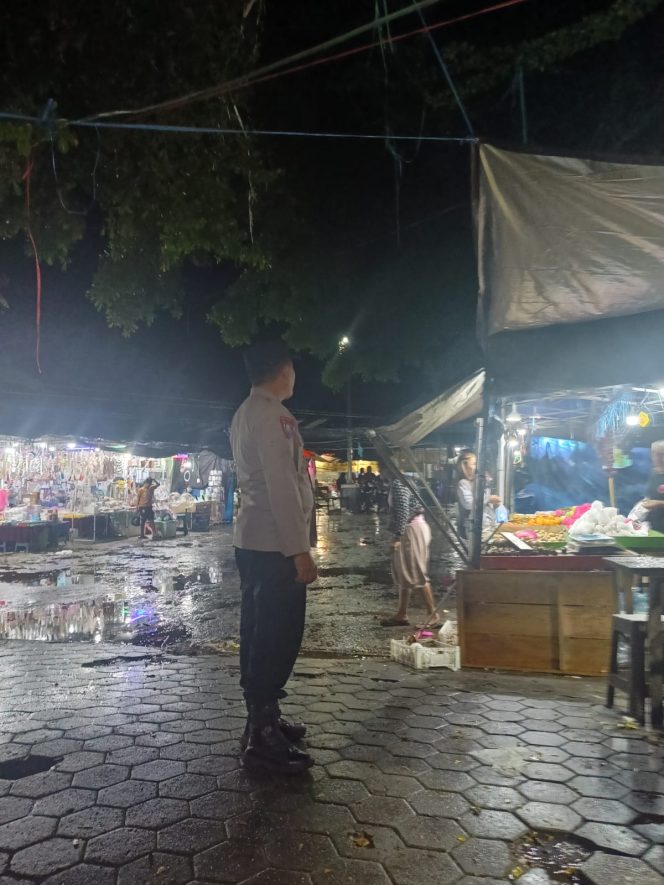 
					Jamin Kenyamanan Warga di Malam Hari, Personel Polsek Kurun Gelar Patroli Humanis di Taman Kota