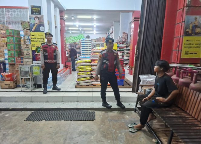 
					Sterilisasi Sentra Pertokoan, Sat Samapta Polres Sukamara Pantau Keamanan Toko Devika