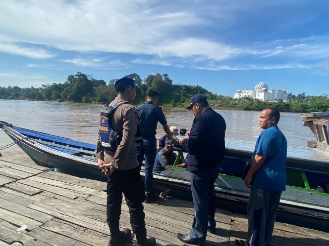 
					Polres Barito Utara Pastikan Keamanan Wilayah Perairan DAS Barito Tetap Kondusif Melalui Pendekatan Humanis
