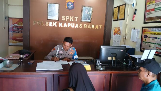 
					Wujud Pelayanan Prima, Polsek Kapuas Barat Berikan Layanan Cepat Pembuatan SKTLK bagi Warga Desa Anjir Kalampan