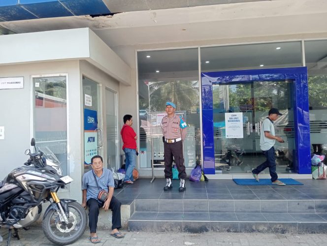 
					Antisipasi Gangguan Kamtibmas, Personel Polsek Kapuas Barat Gelar Patroli R2 di Bank BRI KCP Mandomai