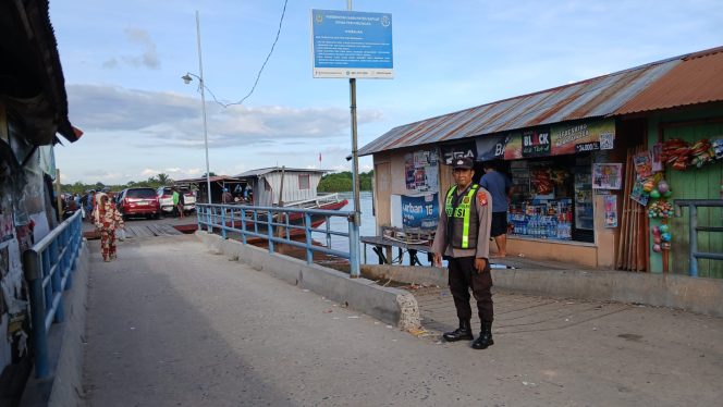 
					Jamin Keselamatan Angkutan Air, Polsek Kapuas Barat Patroli R2 dan Beri Imbauan di Dermaga Feri Saka Mangkahai