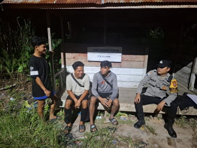 
					Personil Polsek Banama Tingang Sambangi Warga Desa Goha untuk Perkuat Keamanan Lingkungan