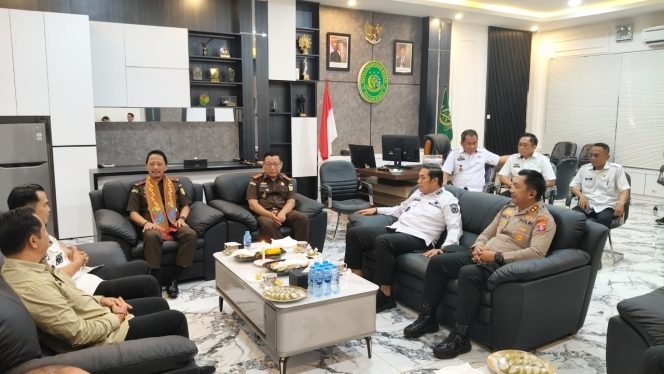 
					Sinergi Eksekutif dan Yudikatif, Kapolres Pulang Pisau Hadiri Penyambutan Kunjungan Kerja Kajati Kalteng