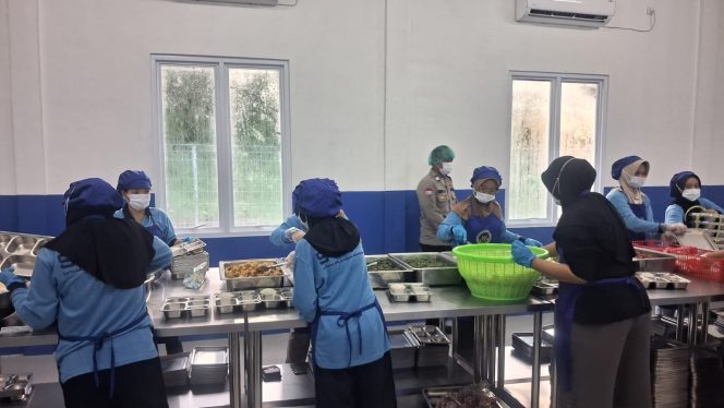 
					Polsek Pandih Batu Kawal dan Awasi Ketat Distribusi 1.204 Porsi MBG di SPPG 2 Polres Pulang Pisau