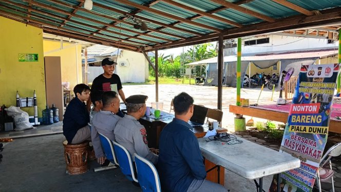 
					Jalin Keakraban, Personil Polsek Kahayan Hilir Nobar Piala Dunia Bersama Pegawai PLN Pulang Pisau