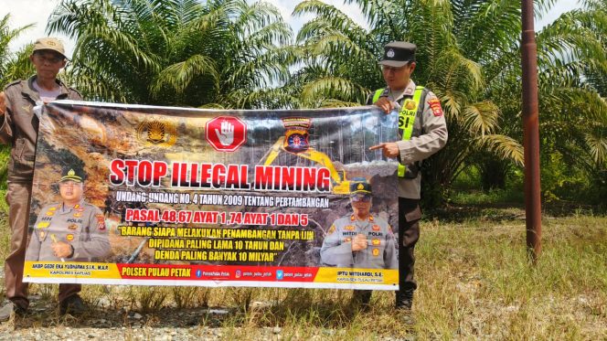 
					PERSONEL POLSEK PULAU PETAK LAKSANAKAN SOSIALISASI ILEGAL MINING KE MASYARAKAT GUNA PENCEGAHAN TAMBANG LIAR DI WILAYAH KECAMATAN PULAU PETAK