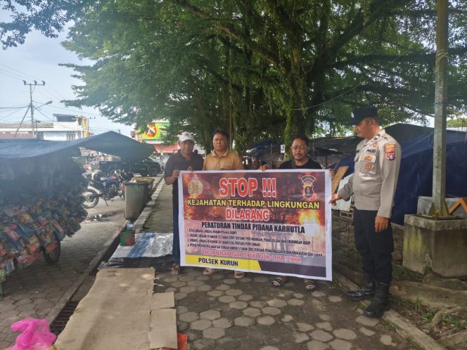 
					Wujudkan Gumas Bebas Asap, Personel Polsek Kurun Edukasi Warga  Larangan Bakar Lahan