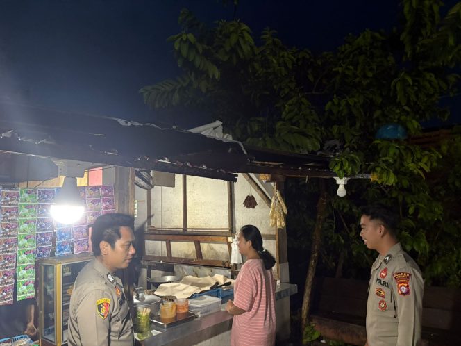 
					Personel Polsek Kahut Pastikan Malam Tetap Kondusif Lewat Patroli Sambang Warga