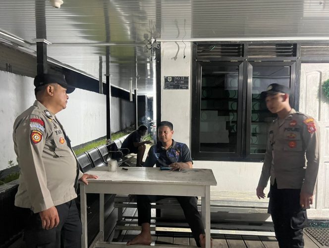 
					Personel Polsek Tewah Hadir di Tengah Warga, Pastikan Situasi Aman