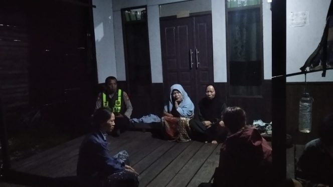 
					ANGGOTA POLSEK PULAU PETAK LAKSANAKAN PATROLI MALAM, GUNA MEWUJUDKAN KAMTIBMAS KONDUSIF DI WILAYAH KECAMATAN PULAU PETAK