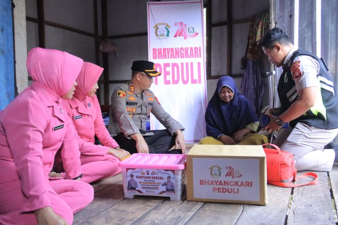 
					KAPOLRES SERUYAN DAN BHAYANGKARI GELAR BAKTI SOSIAL SERENTAK DI LIMA DESA/KELURAHAN, SASAR WARGA LANSIA DAN KURANG MAMPU
