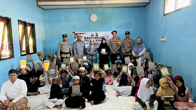 
					HUT BHAYANGKARA KE-80, POLSEK HANAU GELAR BAKTI RELIGI DI TPQ NOOR ROHMAN, SERAHKAN AL-QUR’AN DAN BUKU IQRA