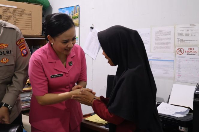 
					Aksi Nyata, Polres Kobar Berikan Bantuan Kursi Roda Gratis Ke Penyandang Disabilitas