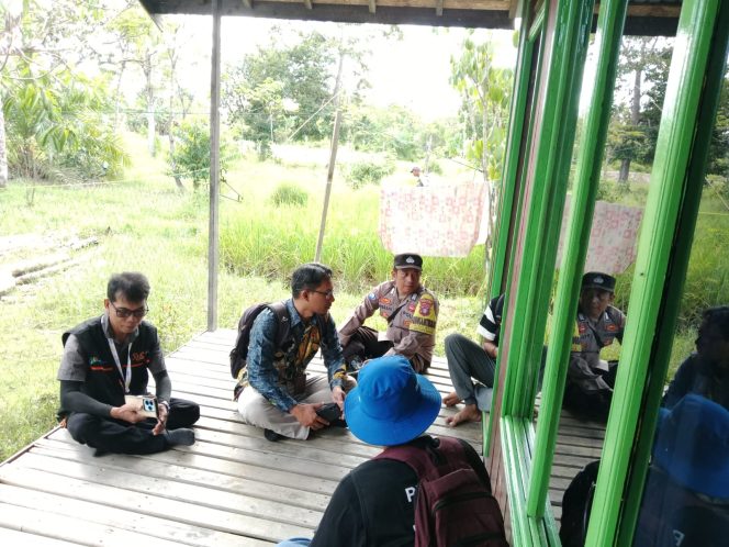 
					Bhabinkamtibmas Sambang Permukiman Penduduk, Biar Lebih Dekat Dengan Masyarakat Dan Sampaikan Himbauan Kamtibmas