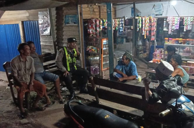 
					ANGGOTA POLSEK PULAU PETAK LAKSANAKAN PATROLI MALAM, GUNA MEWUJUDKAN KAMTIBMAS KONDUSIF DI WILAYAH KECAMATAN PULAU PETAK