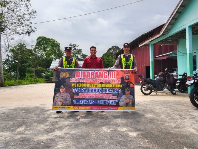 
					DALAM UPAYA PENCEGAHAN KEBARAN HUTAN DAN LAHAN, PERSONEL POLSEK PULAU PETAK SOSIALISASIKAN SANKSI PIDANA PELAKU KARHUTLA KE MASYARAKAT KECAMATAN PULAU PETAK