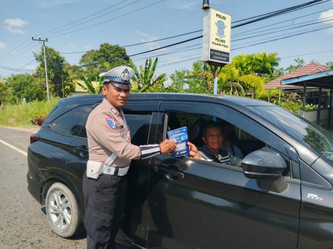 
					Satlantas Polres Pulang Pisau Bagikan Brosur dan Edukasi Pengguna Jalan di Mantaren