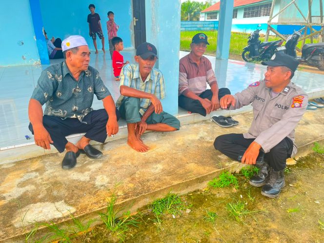 
					Polsek Sebangau Kuala Gencarkan Silaturahmi Kamtibmas, Ajak Warga Desa Sebangau Mulya Tangkal Hoaks