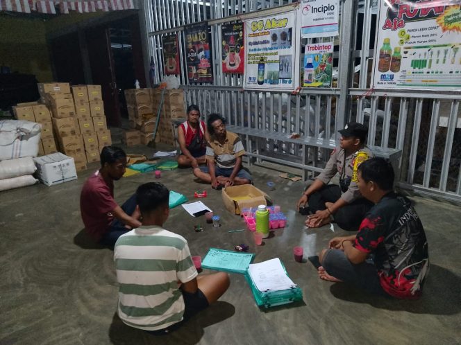 
					Bhabinkamtibmas Polsek Pandih Batu Sambangi Pedagang Guna Tingkatkan Keamanan Lingkungan
