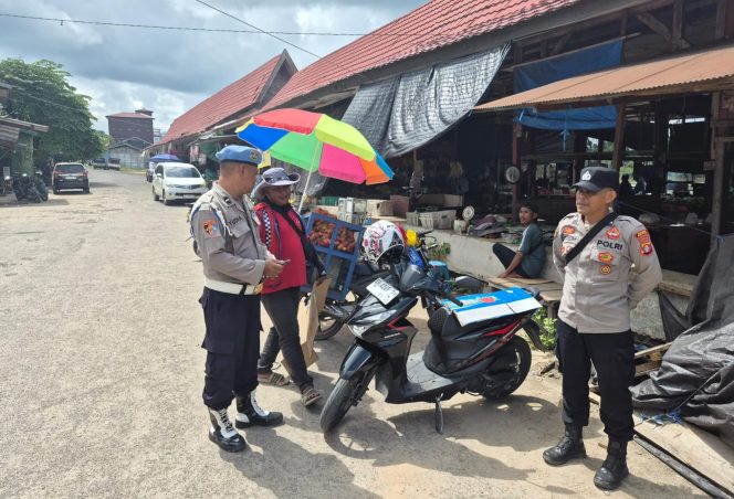 
					PATROLI DIALOGIS POLSEK HANAU SAMBANG PASAR SAIK, BINA KETERTIBAN DAN CEK TUKANG PARKIR