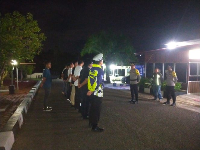 
					Pastikan Kesiapsiagaan, Pawas Polres Gumas Pimpin Pengecekan Personel Piket Malam