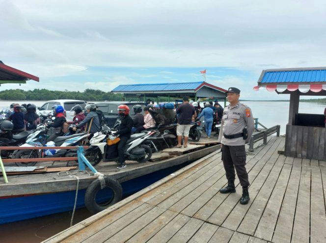 
					Kelancaran Penyeberangan Terjaga, Polsek Kapuas Barat Patroli dan Gatur Lalin di Pelabuhan Feri Saka Mangkahai