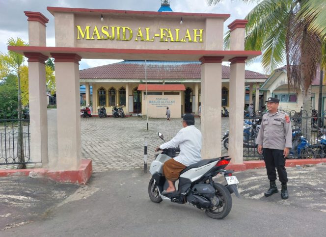 
					Wujudkan Khusyuknya Ibadah, Polsek Kapuas Barat Amankan Shalat Jumat di Masjid Al-Falah Mandomai