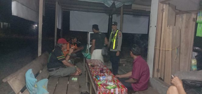
					ANGGOTA POLSEK PULAU PETAK LAKSANAKAN PATROLI MALAM, GUNA MEWUJUDKAN KAMTIBMAS KONDUSIF DI WILAYAH KECAMATAN PULAU PETAK