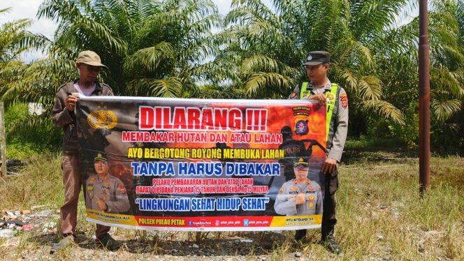 
					DALAM UPAYA PENCEGAHAN KEBAKARAN HUTAN DAN LAHAN, PERSONEL POLSEK PULAU PETAK SOSIALISASIKAN SANKSI PIDANA PELAKU KARHUTLA KE MASYARAKAT KECAMATAN PULAU PETAK
