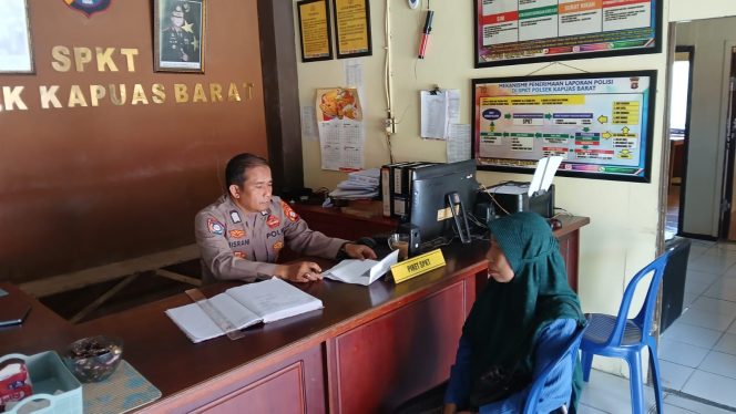 
					Polsek Kapuas Barat Berikan Pelayanan Prima, Terbitkan SKTLK Bagi Warga Desa Anjir Kalampan yang Kehilangan Buku Rekening
