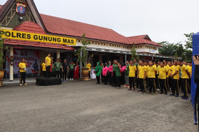 
					Peringati Hari Bhayangkara ke-80, Polres Gunung Mas Sukses Gerakkan Ratusan Peserta Jalan Sehat