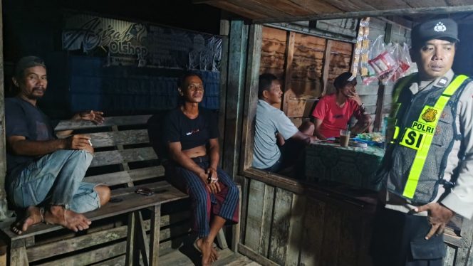 
					ANGGOTA POLSEK PULAU PETAK LAKSANAKAN PATROLI MALAM, GUNA MEWUJUDKAN KAMTIBMAS KONDUSIF DI WILAYAH KECAMATAN PULAU PETAK